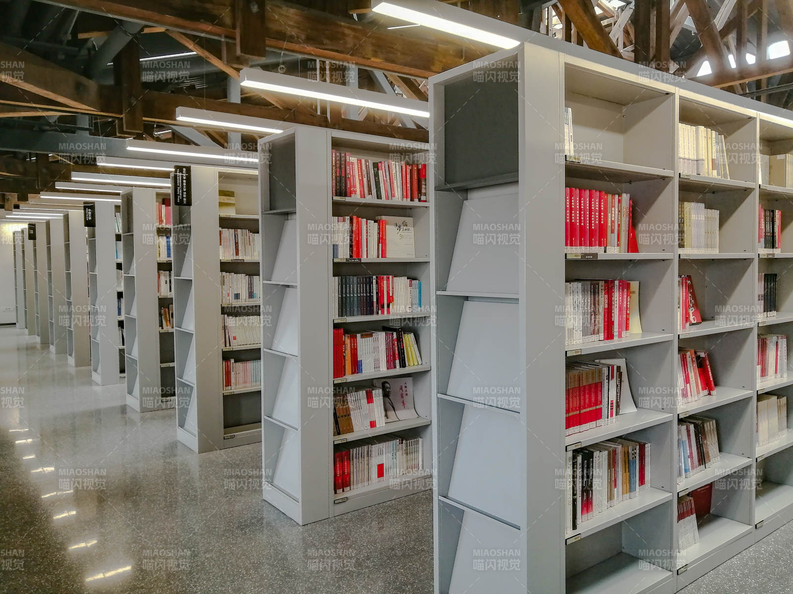 现代图书馆书架长廊图片