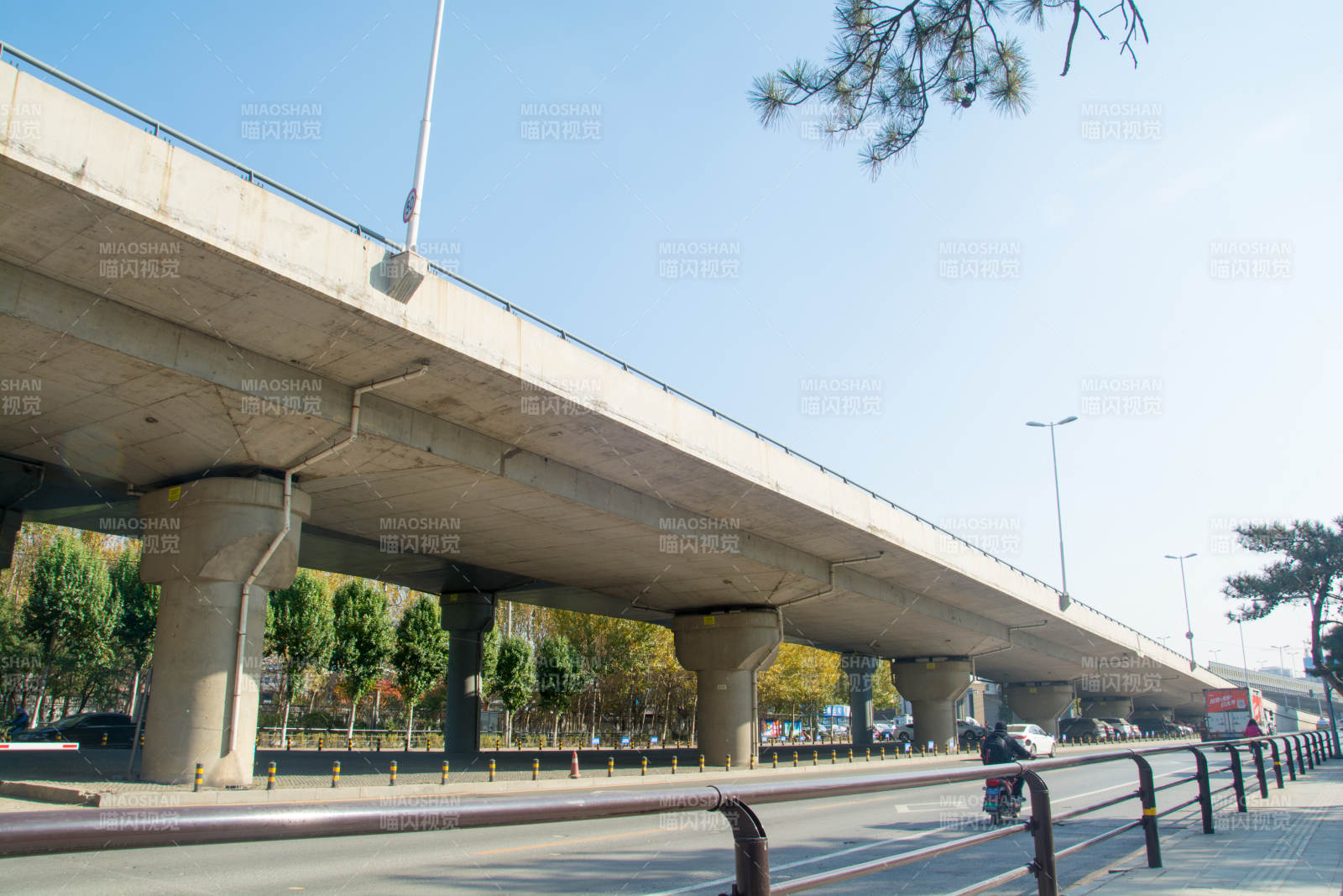 高架桥下道路风景图片