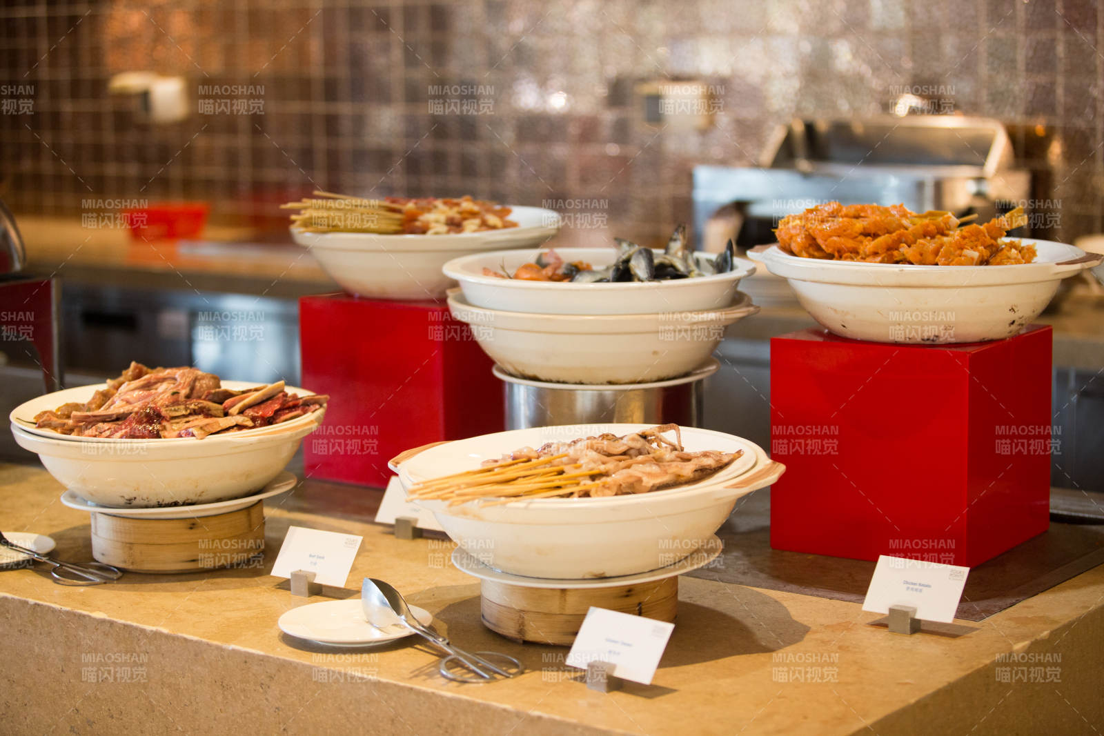 自助餐台美食陈列图片