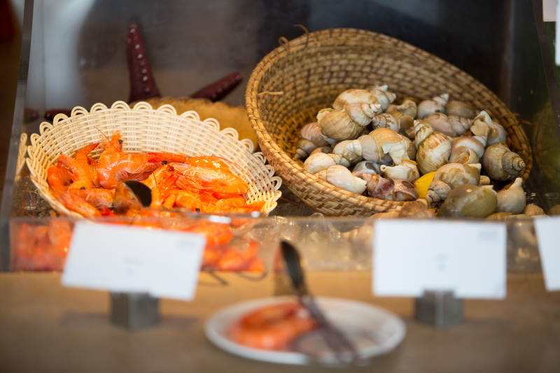 海鲜篮 虾与螺的鲜美展示图片