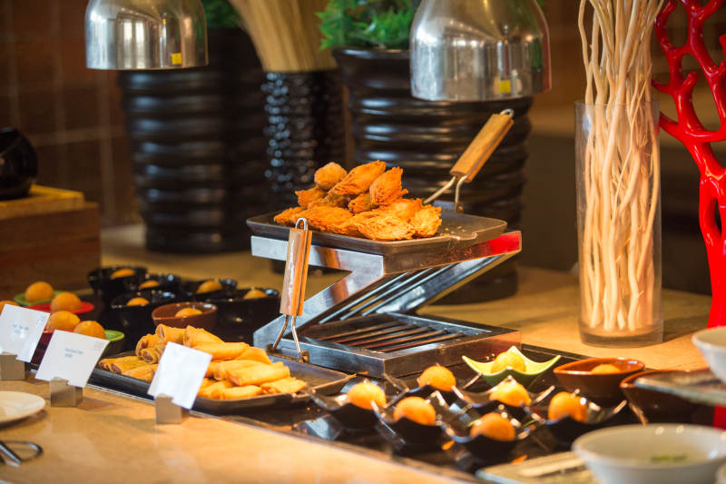 自助餐台美食琳琅满目图片