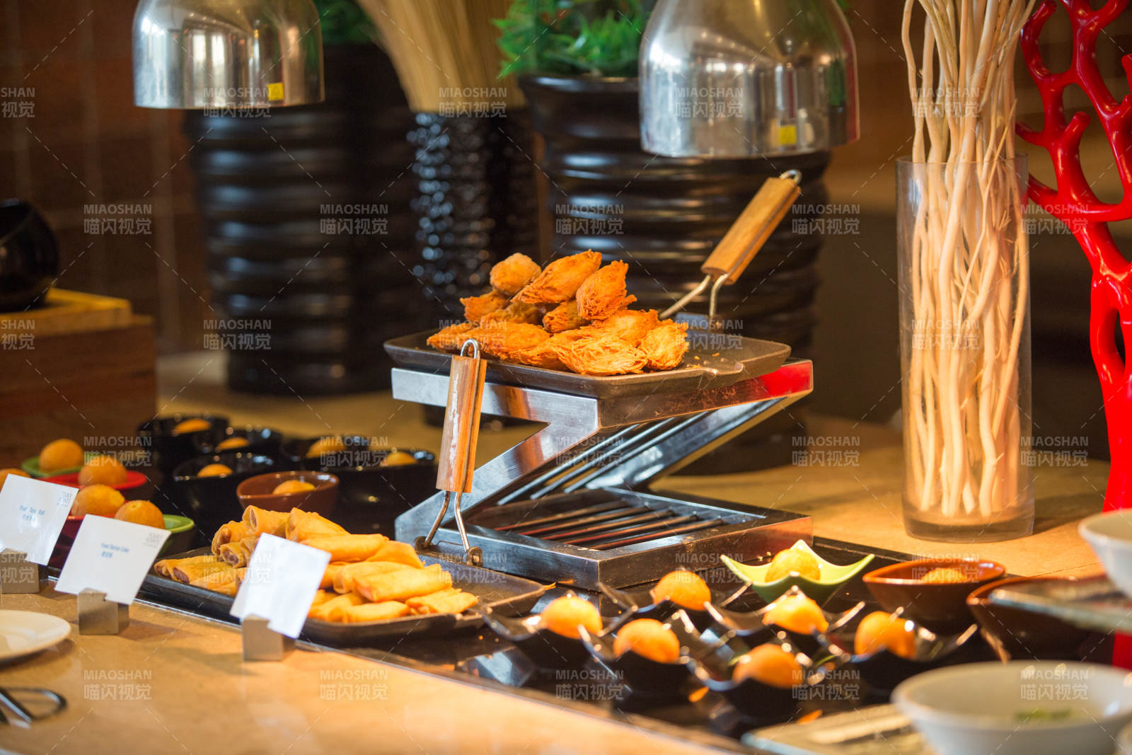 自助餐台美食琳琅满目图片