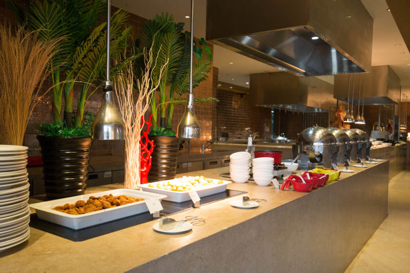 热带风情自助餐台图片