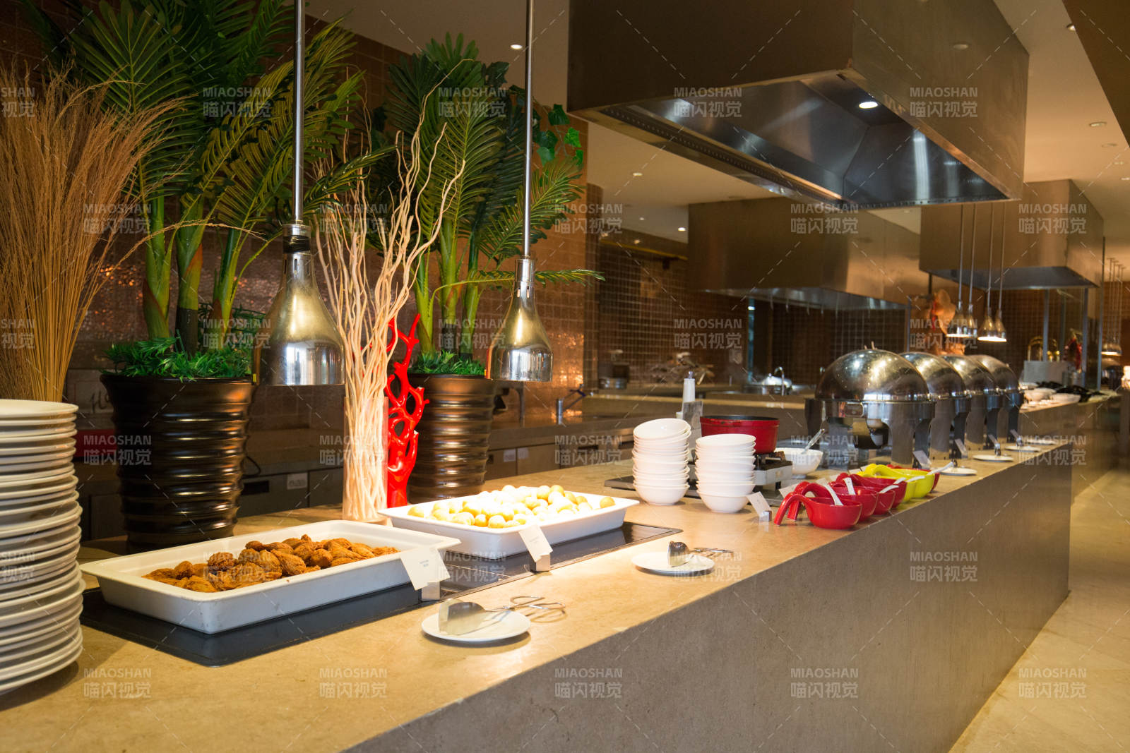 热带风情自助餐台图片