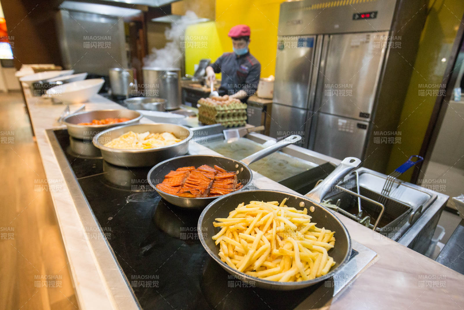 自助餐台热菜琳琅满目图片