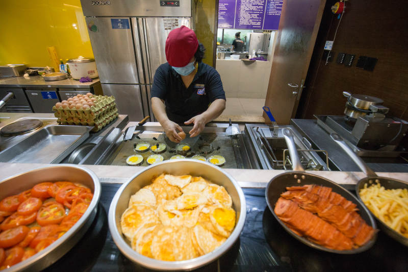 厨师备餐 煎蛋配番茄香肠图片