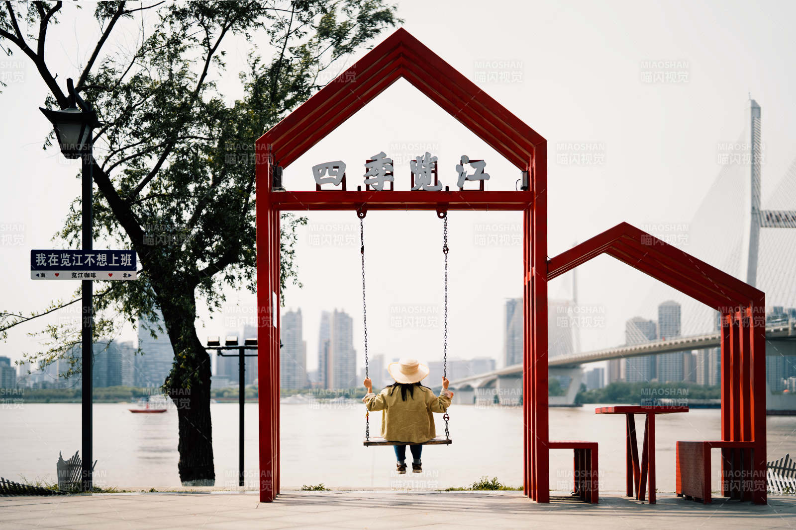 江畔红框秋千 城景入画图片