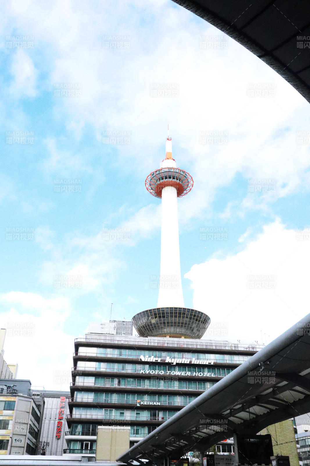 京都塔蓝天下的地标建筑图片