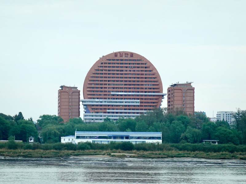 圆楼临水 绿树环绕图片