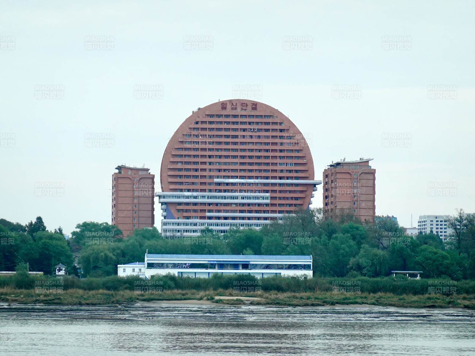 鸭绿江对岸 朝鲜团结大楼图片