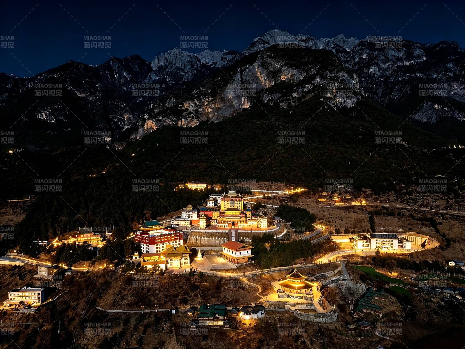 雪山下的木里大寺图片