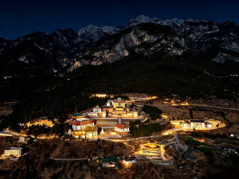 雪山下的木里大寺图片