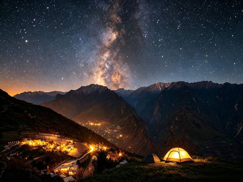 川西星空下的山间露营夜图片