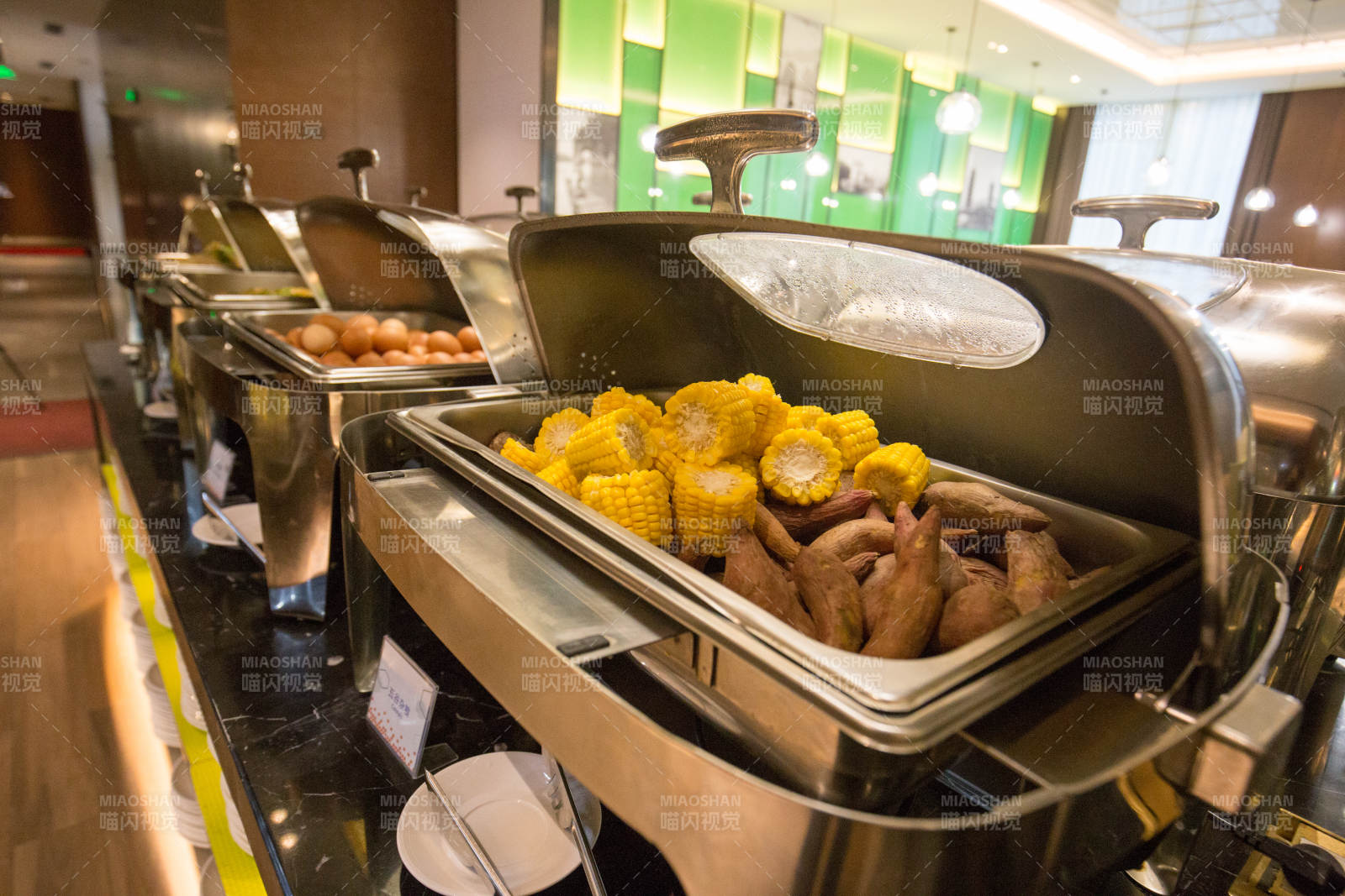 自助餐台 玉米红薯热腾腾图片
