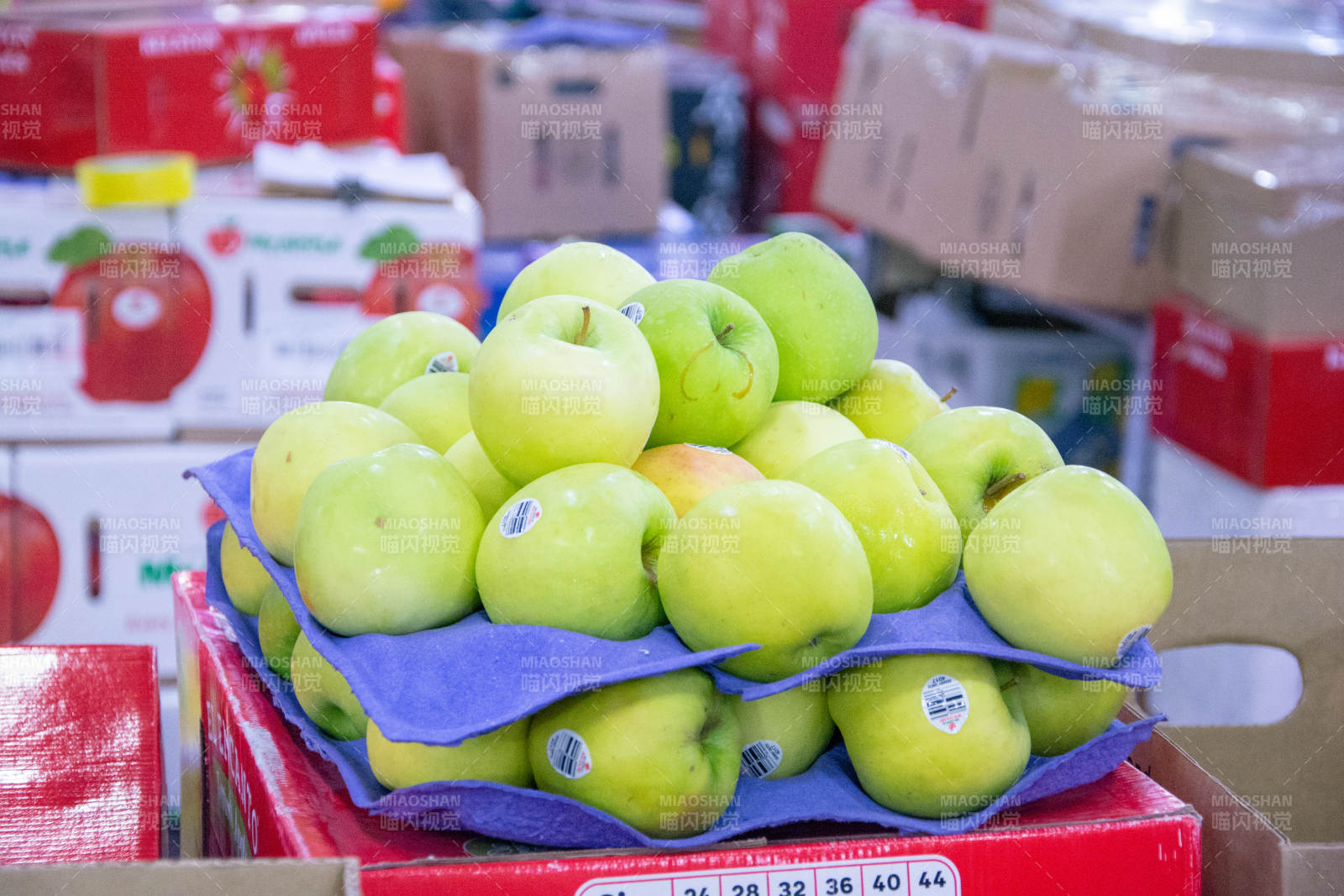青苹果堆叠 鲜亮诱人图片