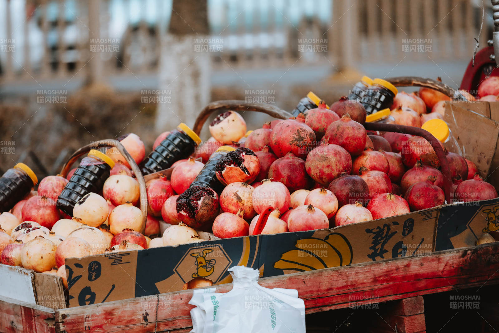秋日市集 红苹果堆满木箱图片