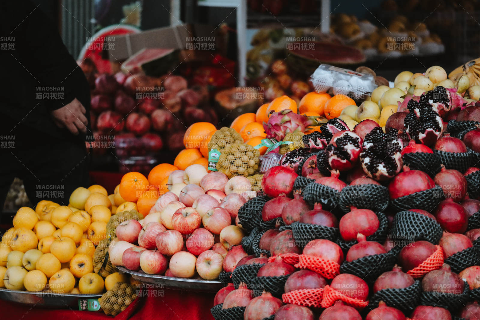 水果摊琳琅满目色彩缤纷图片