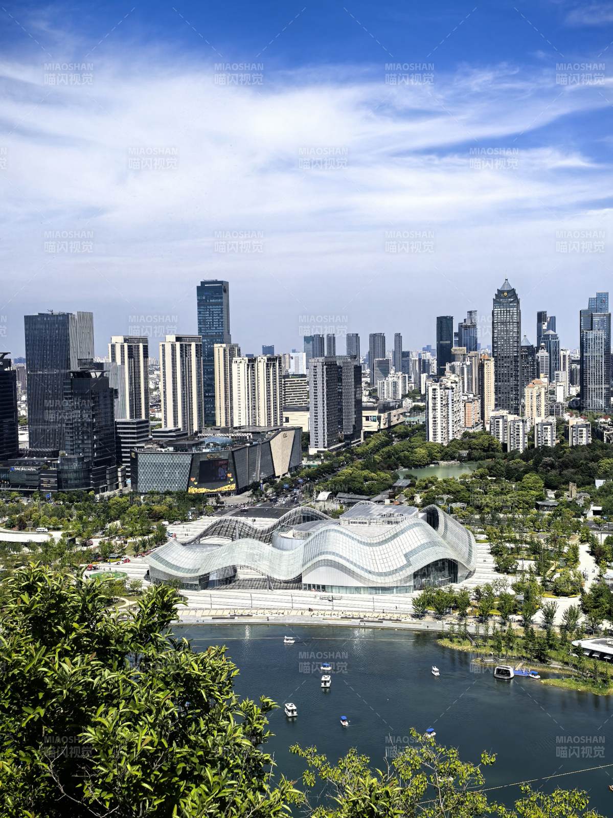 城市天际线与湖景交融，苏州狮子山图片