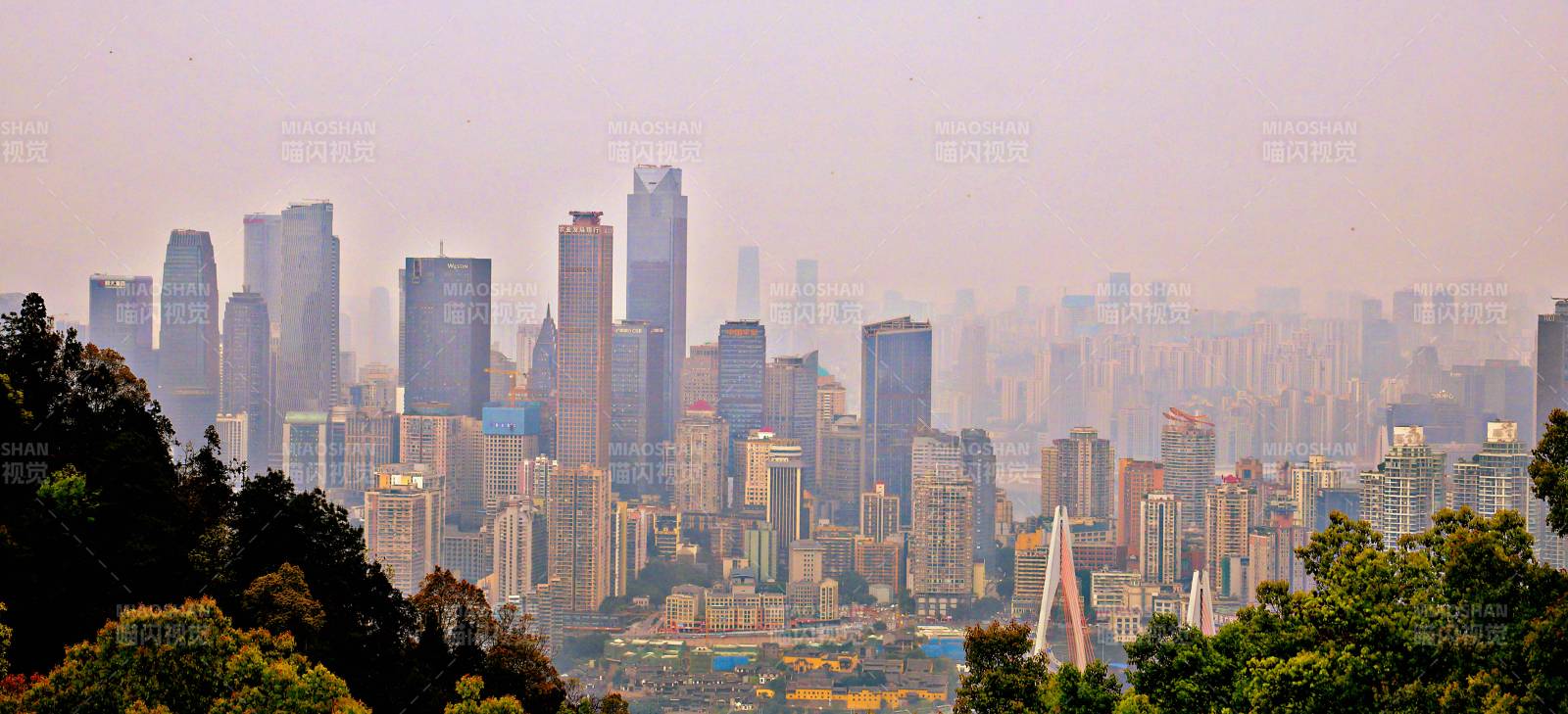 雾中重庆的高楼隐现图片