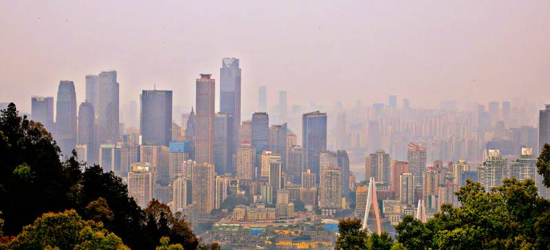 雾中重庆的高楼隐现图片