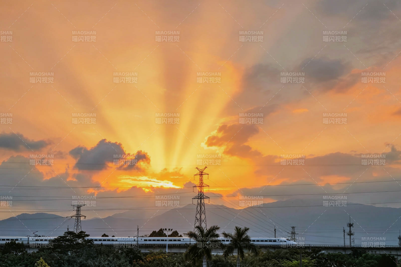 夕阳穿云 高铁掠山影图片