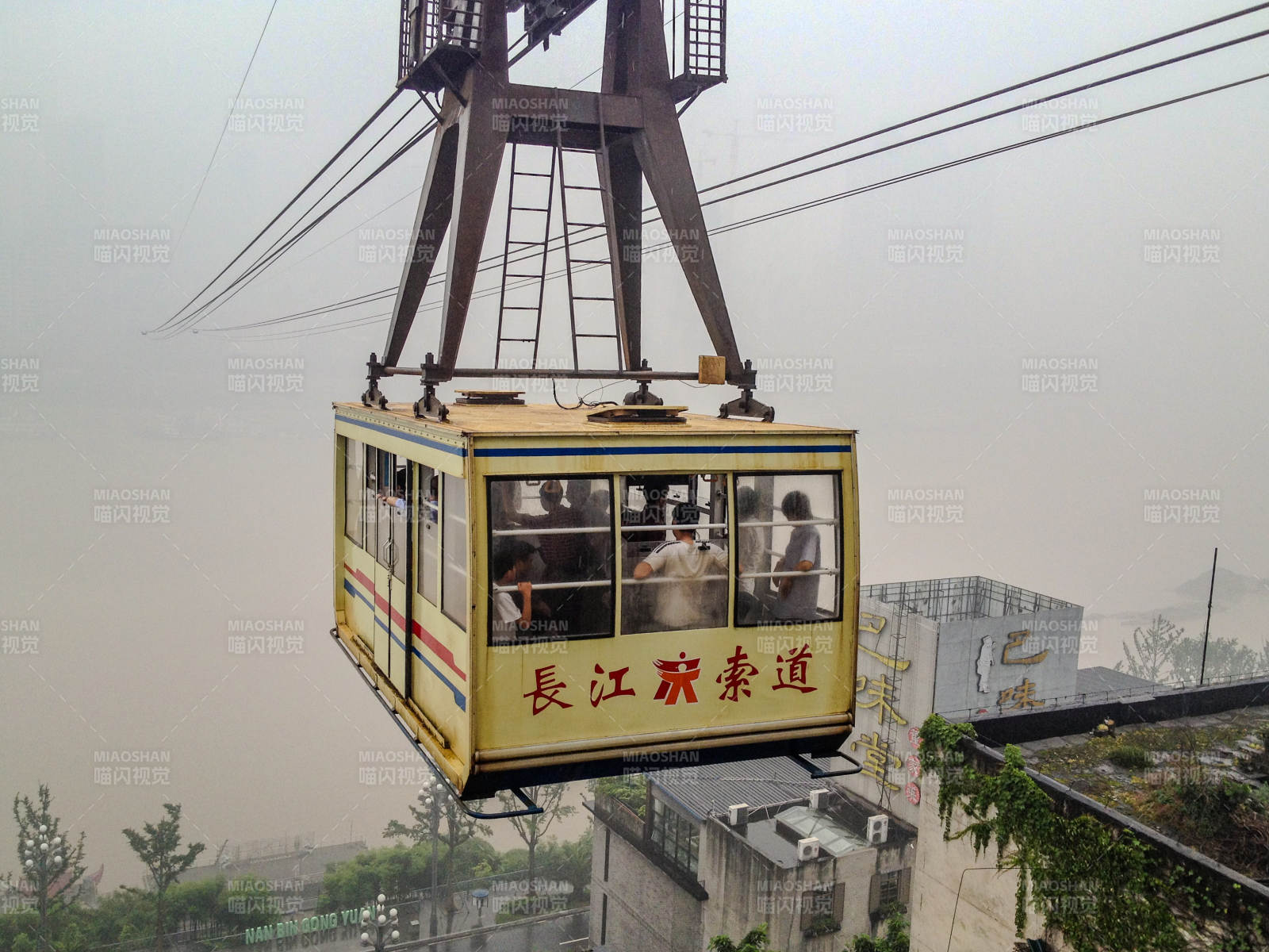 长江索道空中行图片