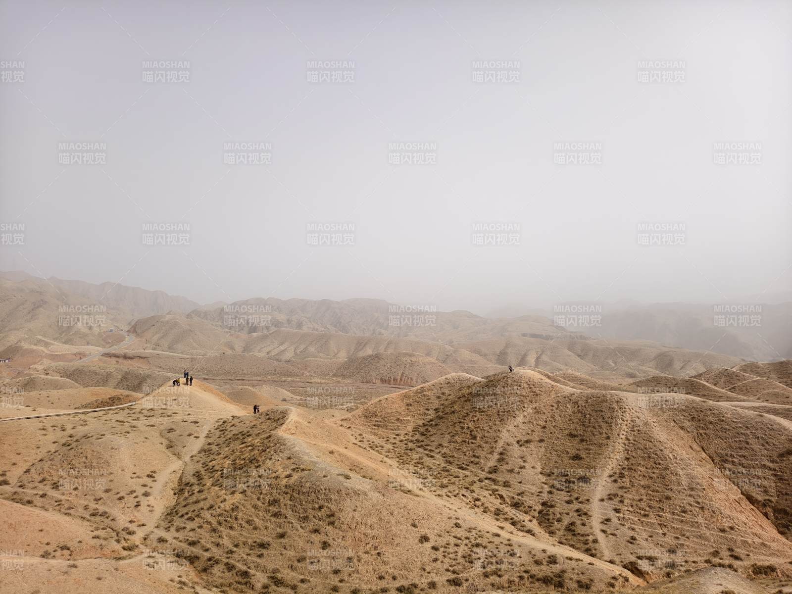 荒漠丘陵 人影渺茫图片