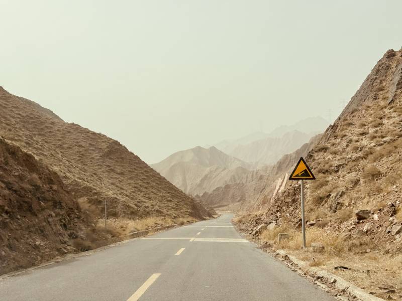 荒漠公路 山间蜿蜒前行图片