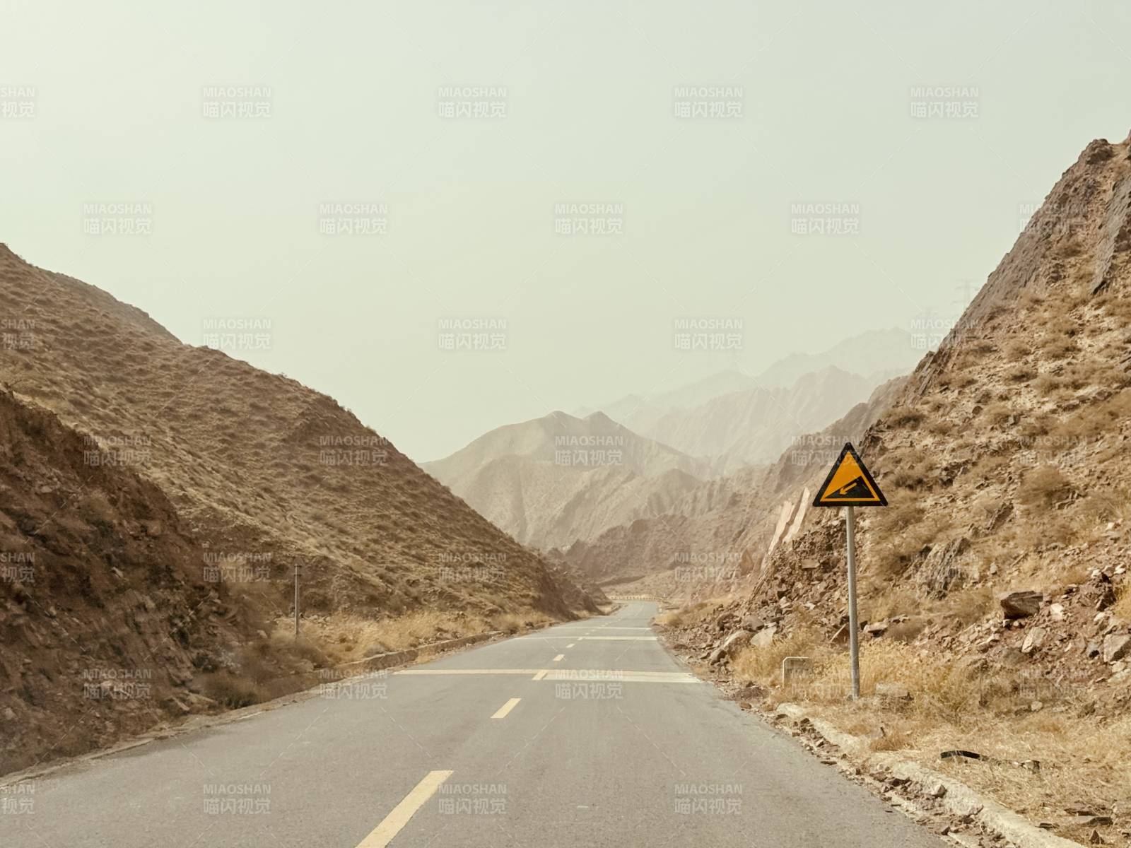 荒漠公路 山间蜿蜒前行图片