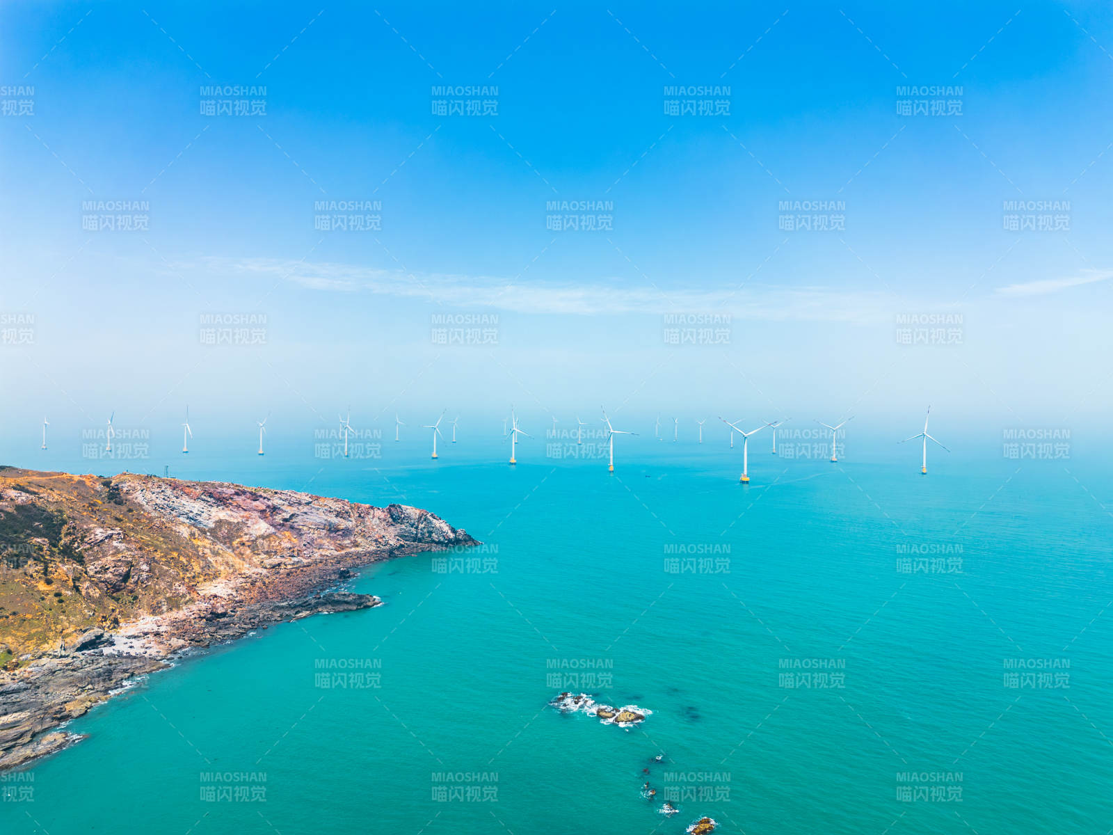 平潭岛海上风电场与海岸线风光图片
