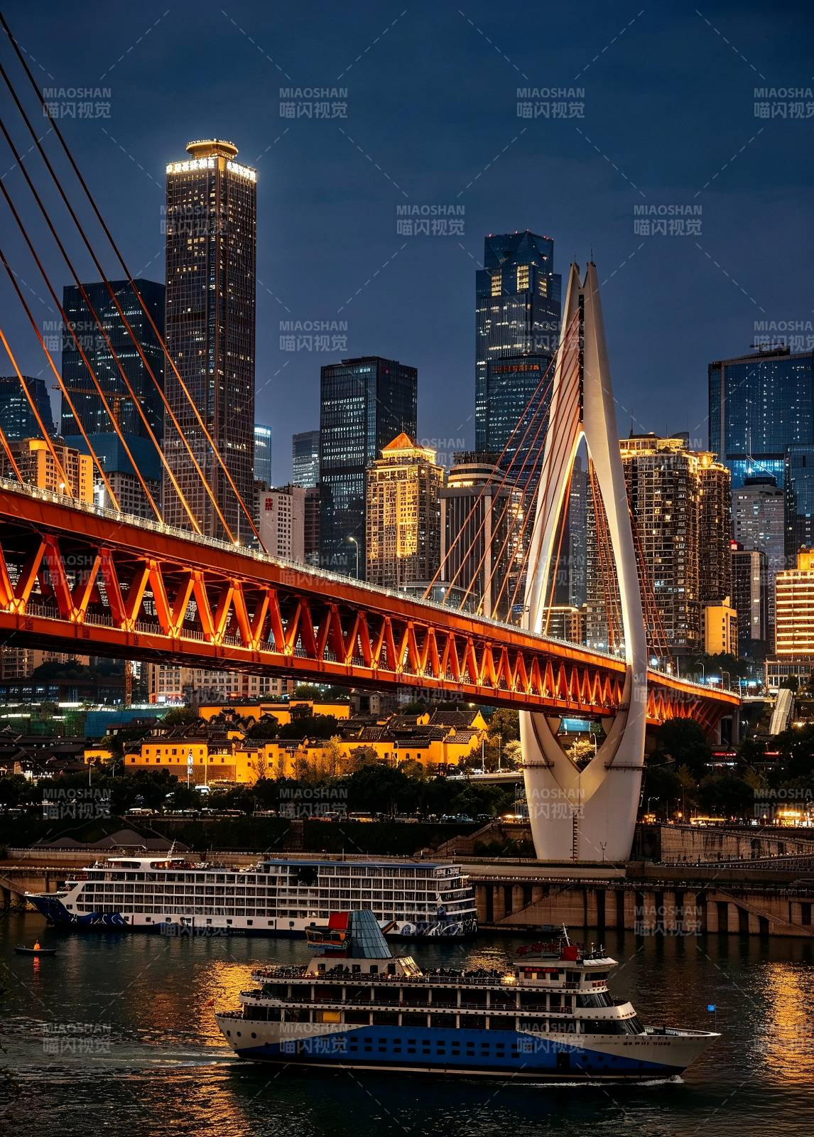 重庆东水门大桥映高楼图片