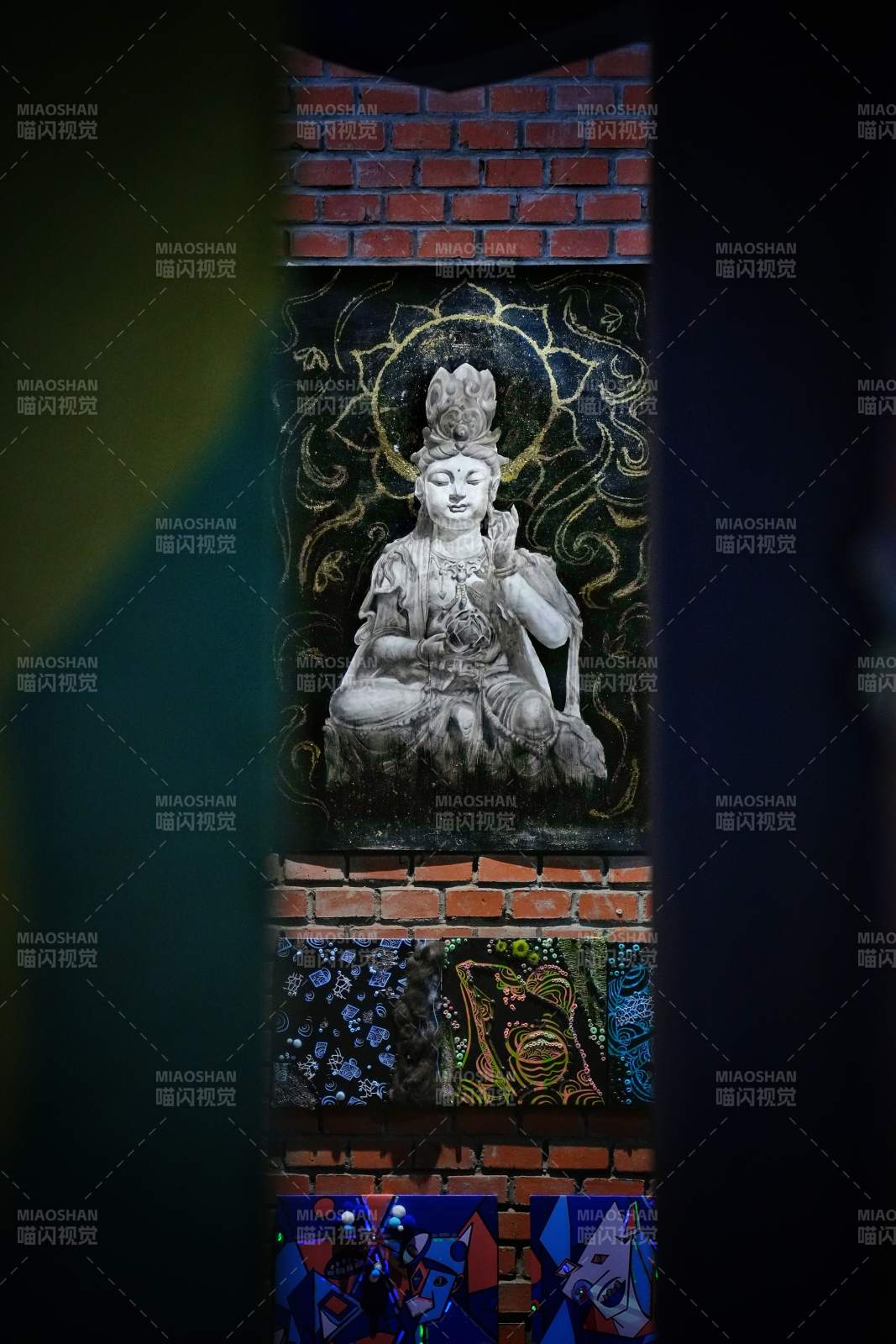 砖墙佛影图片