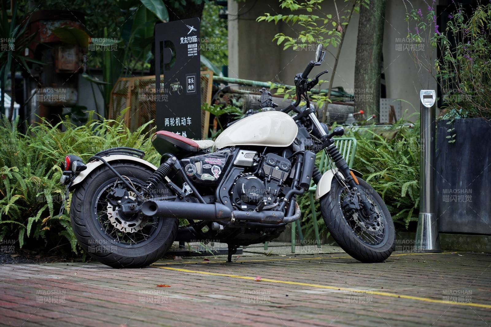 成都复古摩托静停绿植旁图片