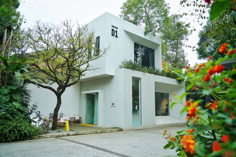 白色现代别墅花园景图片