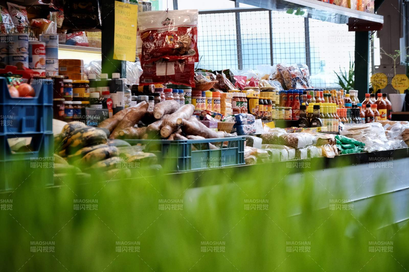 菜场鲜蔬琳琅满目图片