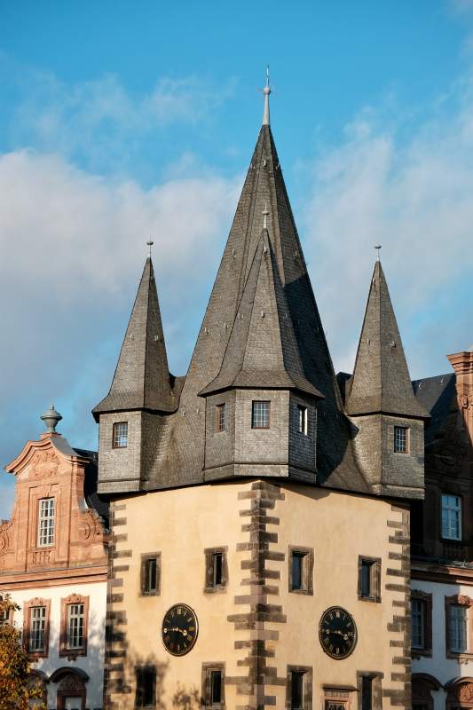 古堡尖塔映蓝天图片