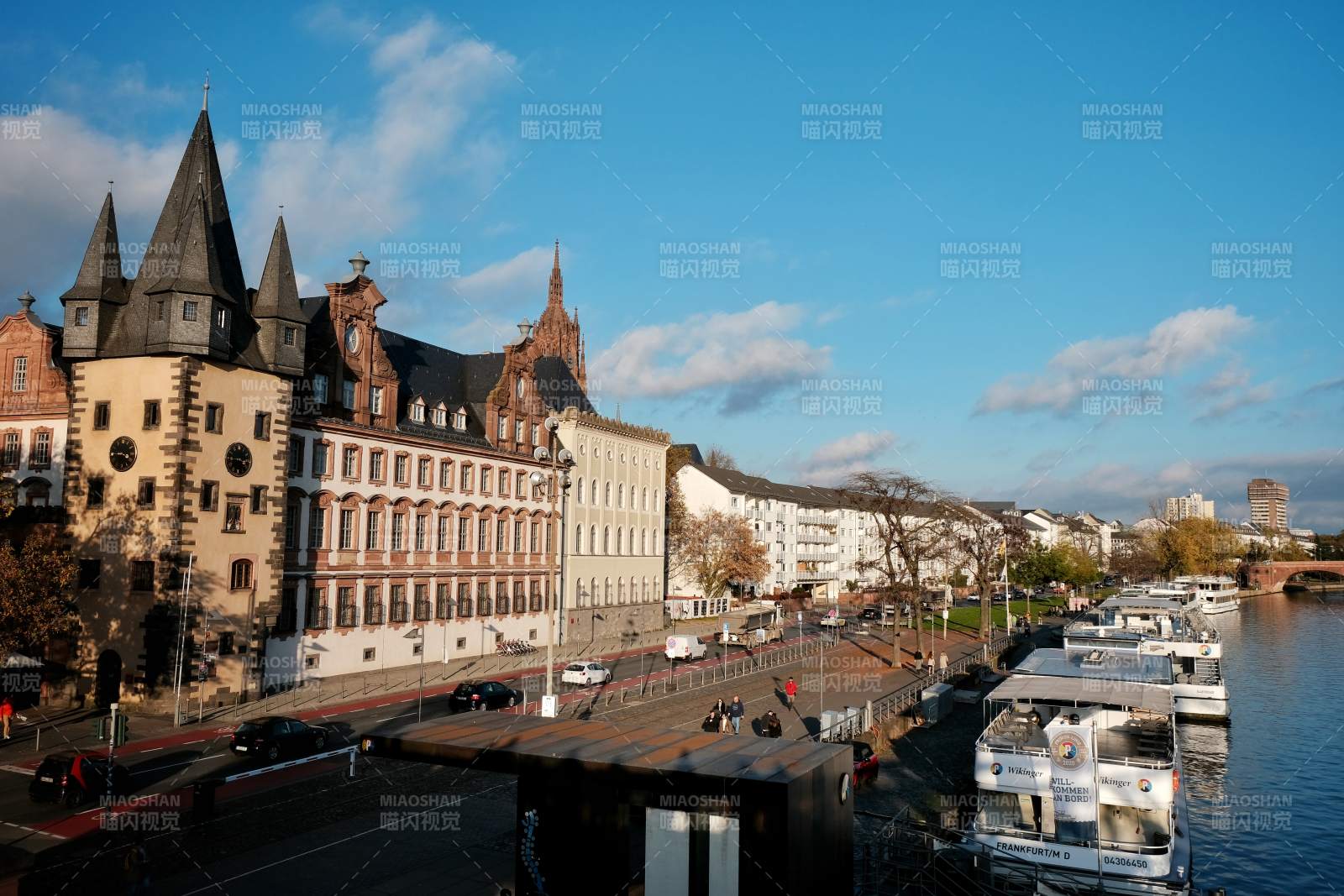 莱茵河畔古堡与游船风光图片
