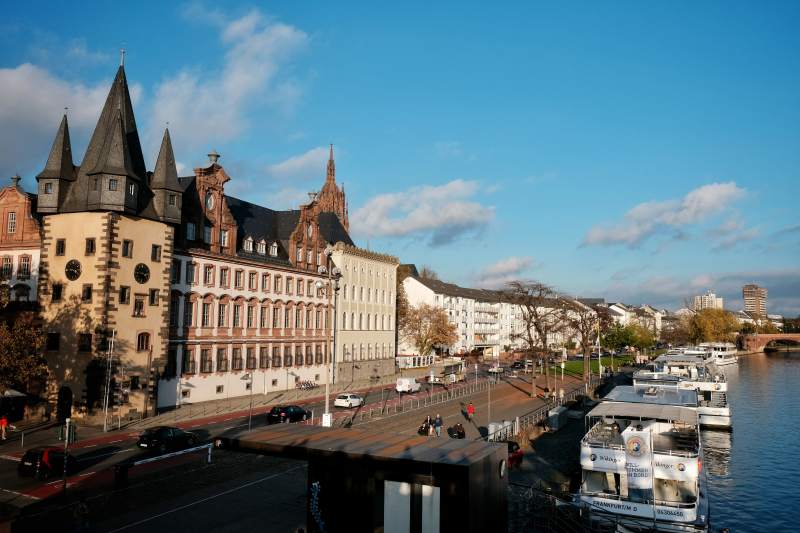 河畔古堡与游船风光图片