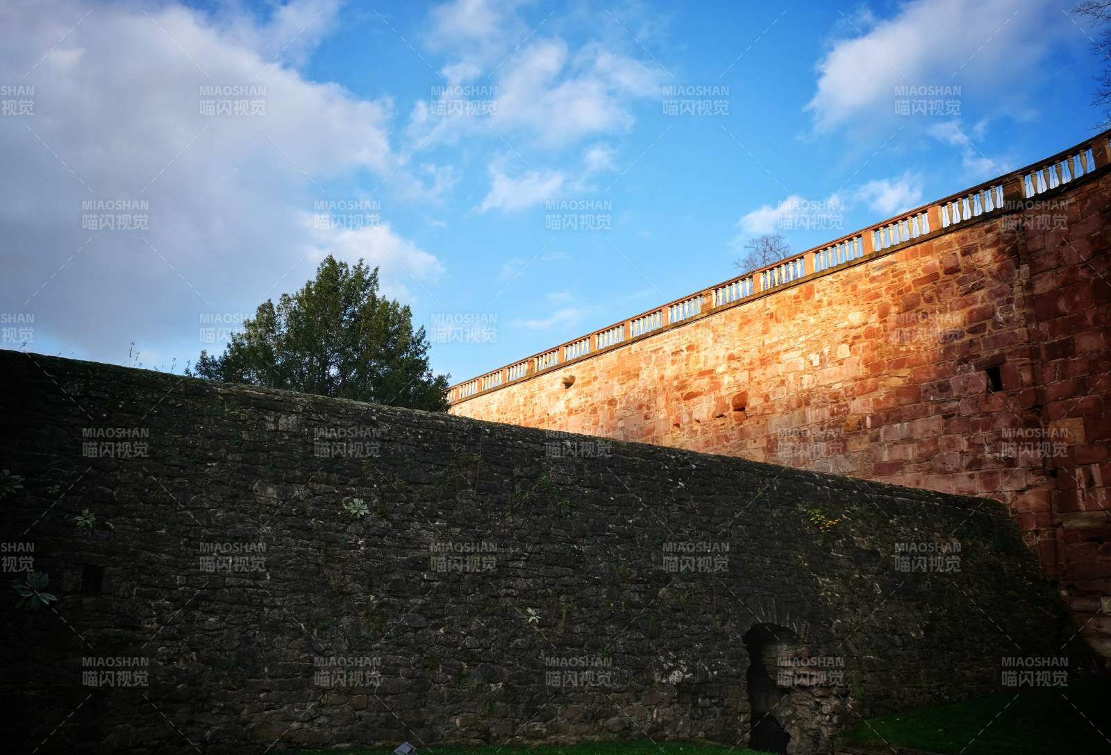 古墙映蓝天图片