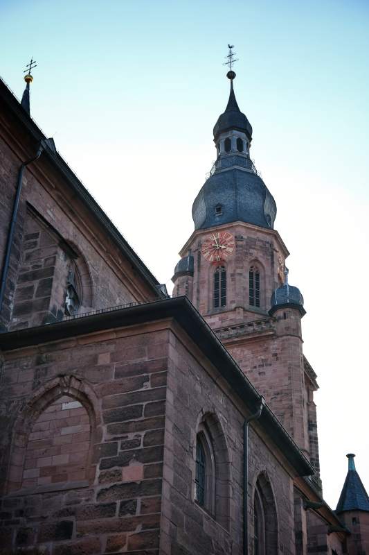 古教堂钟楼映蓝天图片