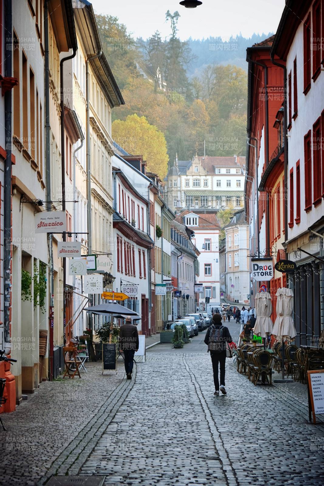 古巷石径 行人缓步图片