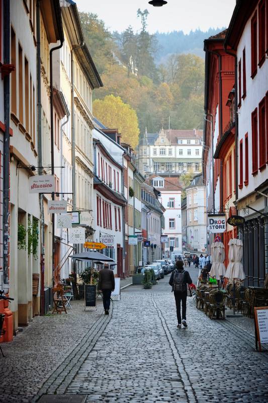 古巷石径 行人缓步图片