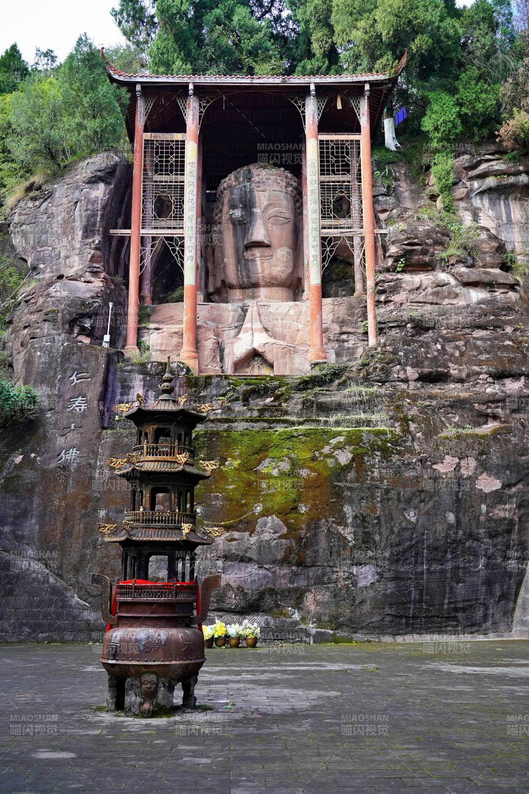 岩壁巨佛静立千年图片