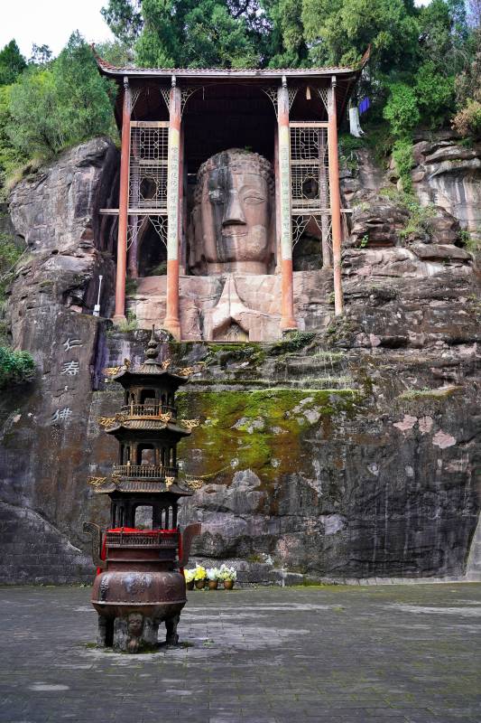岩壁巨佛静立千年图片