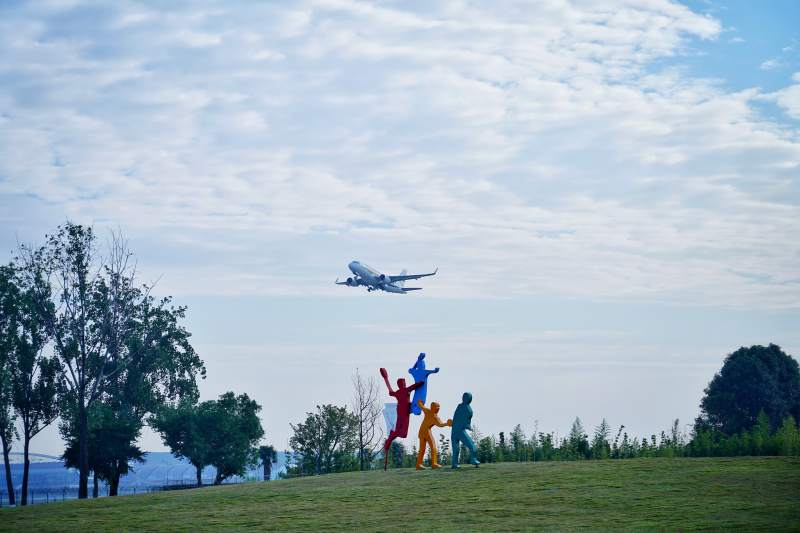 飞机掠过 四人欢呼迎蓝天图片