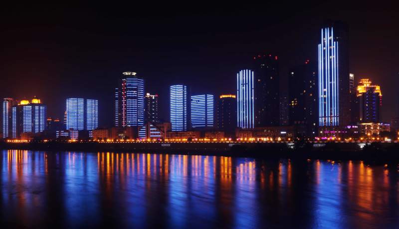 绵阳夜城灯火映江流图片