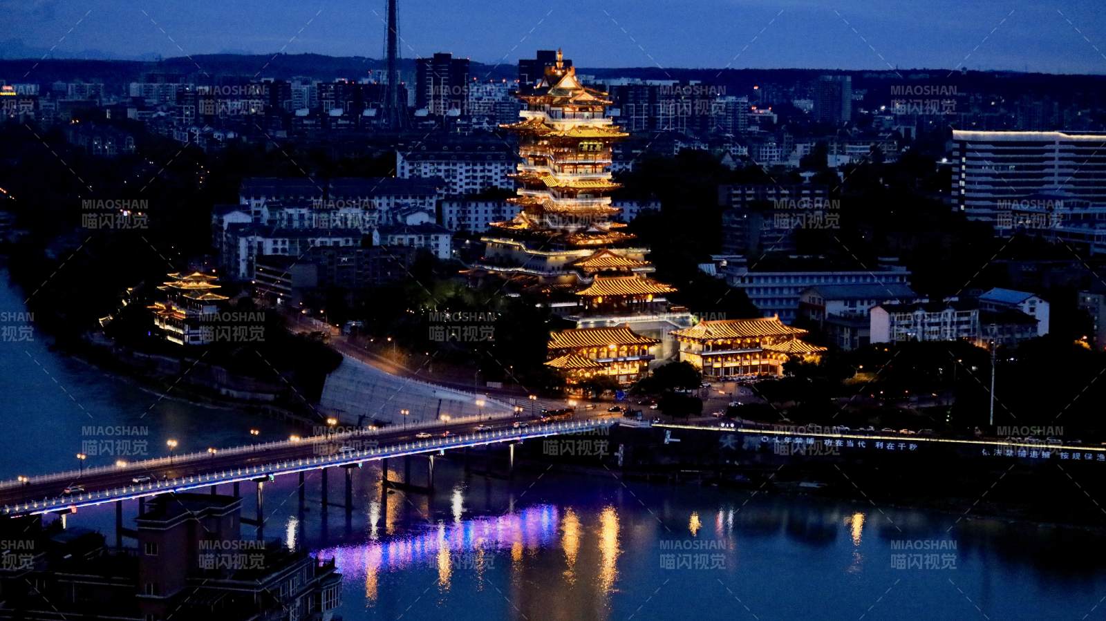 绵阳夜游古塔 灯火映江流图片