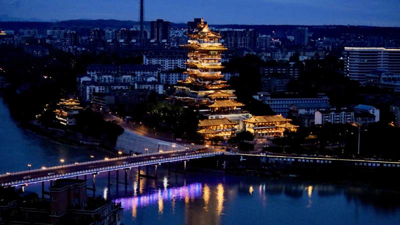 绵阳夜游古塔 灯火映江流图片