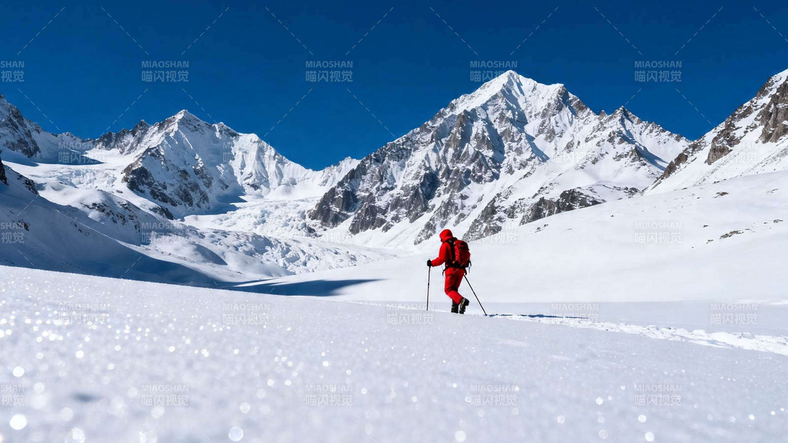 雪域孤行者 红影映雪山图片