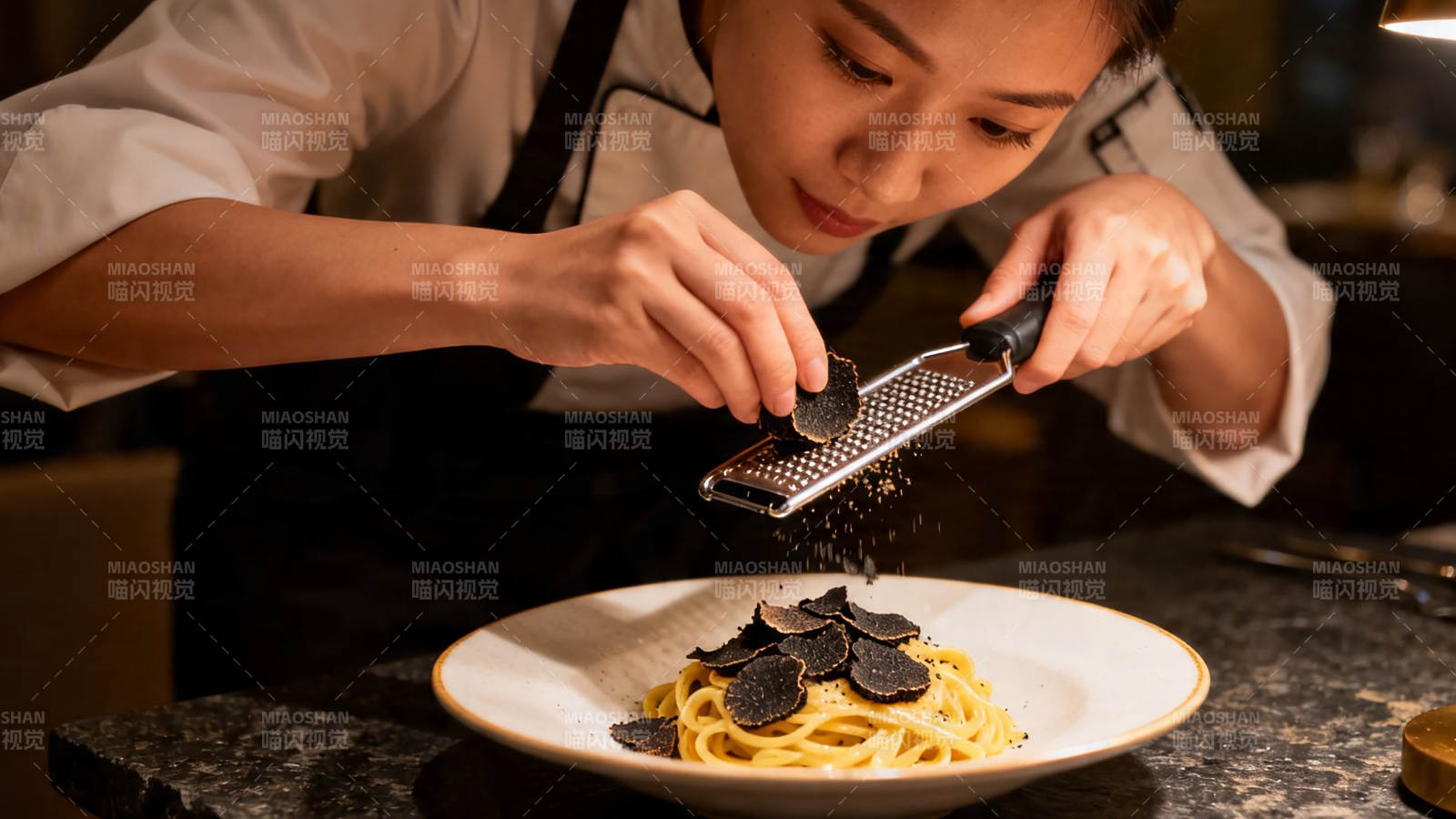 厨师现刨黑松露意面图片